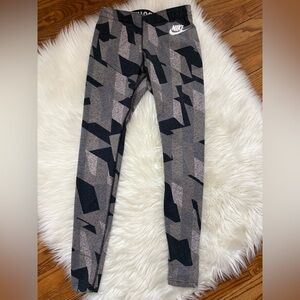 Nike Gray & Black Geometric Print Leggings